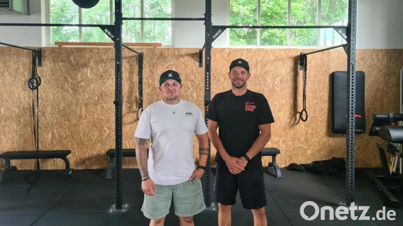 Die beiden Gründer der Wodbox, Sunny Schulz (links) und Manuel Merkel, vor den "Rigs", die überall in der Wodbox aufgebaut sind. Bild: Jonas Storch