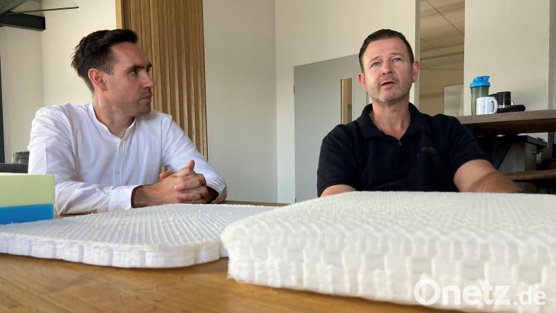 Bei der Weserland-Sitzsysteme GmbH in Theuern, einer Tochter der Metz Group, herrscht Aufbruchsstimmung. Mit-Geschäftsleiter Manfred Götz (rechts) und Entwickler Andreas Hammerl erklären, wie ein innovatives Sitzkissen für Rollstuhlfahrer entstanden ist. Bild: Andreas Ascherl