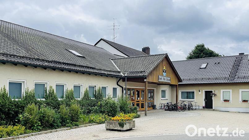 Die Grundschule in Freihung geht besseren Zeiten entgegen. Die Sanierung des in die Jahre gekommenen Gebäudes wird in Angriff genommen. Bild: Gerhard Krones