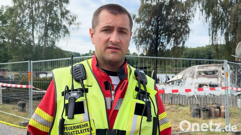 Florian Burkhardt leitete den Feuerwehreinsatz auf dem Campingplatz am Rußweiher. Für den 31-jährigen Eschenbacher war es der erste Großbrand als Einsatzleiter. Bild: Gabi Schönberger