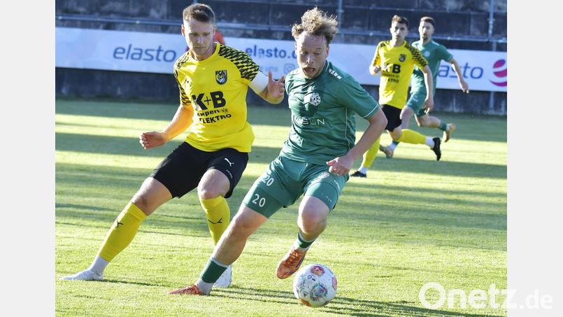 Ein letzter Test: Nach dem Probelauf gegen Landesligisten FC Amberg folgt für Leon Kipry (rechts) und die DJK Gebenbach ein besonderes Schmankerl mit Regionalligist DJK Vilzing. Bild: Hubert Ziegler