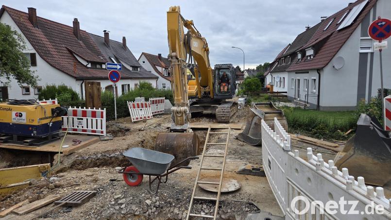 In der Czeikestraße wird seit Wochen der Kanal erneuert und vergrößert. Glasfaser wird hier auch gleich mit verlegt – aber erst, wenn die Kanalarbeiten abgeschlossen sind. Bild: Tobias Gräf