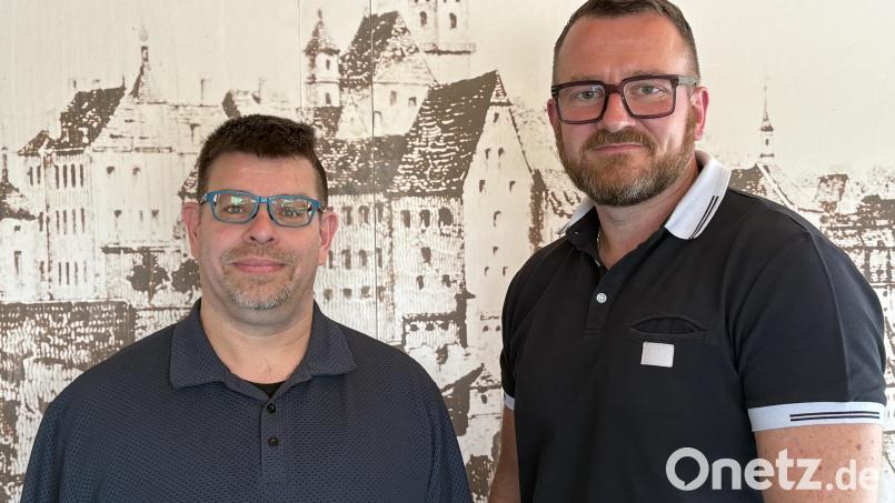 Stabwechsel in der CSU Sulzbach-Rosenberg: Patrick Fröhlich (rechts) hört nach 13 Jahren als Ortsverbandsvorsitzender auf und übergibt den Stab an Sven Mörk. Er bleibt der CSU aber in verschiedenen anderen Funktionen erhalten. Bild: Joachim Gebhardt