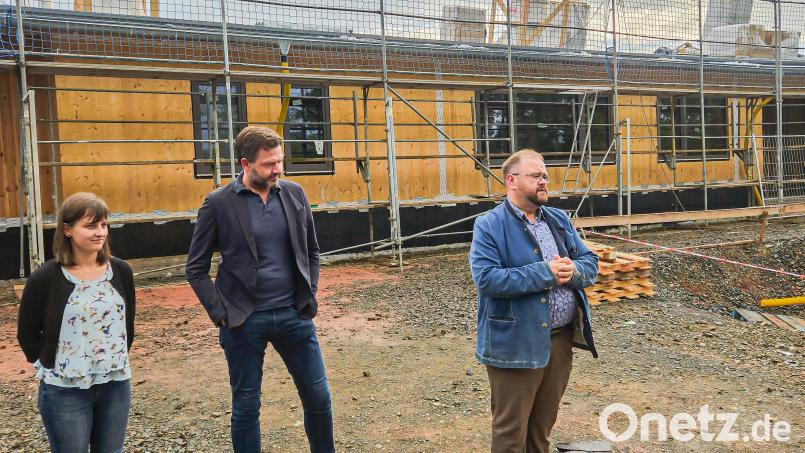 Bauleiterin Anna-Lena Schott (links) und Architekt Bernd Detsch (Mitte) vom Büro Kupfergrau in Bayreuth führten den neuen Kastler Gemeinderat durch die Baustelle. Bürgermeister Hans Walter betonte die hervorragende Zusammenarbeit zwischen Planern und Verwaltung. Bild: Carolin Böckl/Verwaltungsgem. Kemnath
