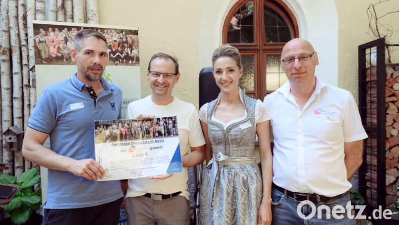 Übergabe der Amberger Engagement-Aktie (von links) Oberbürgermeister Michael Fritz, kaufmännischer Vorstand der Wohnungsbau Siedlungswerk Werkvolk eG Wolfgang Erb, Leiterin der Freiwilligenagentur Elisabeth Triller sowie Teamleiter Wohnungsbau und Siedlungswerk Werkvolk eG Torsten Wolf. Bild: Mariana Honcharenko