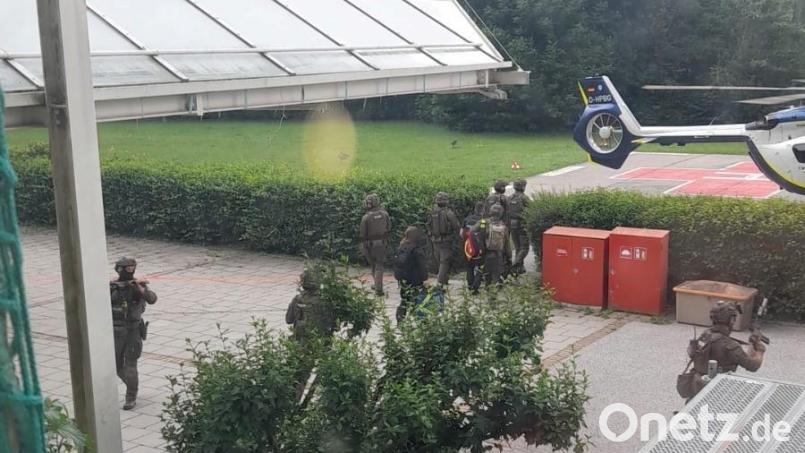 Eine Spezialeinheit der Polizei bringt den 49-jährigen Inhaftierten vom Klinikum zurück in die Justizvollzugsanstalt in Landshut. Bild: Claudia Hagn, Landshuter Zeitung