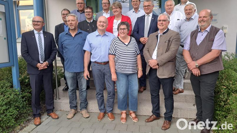 Edmund Sukale (Dritter von links), Walter Schauer (mit Gattin, Mitte) und Mathias Schell (nicht im Bild) wurden von den Bürgermeistern der VG, Maximilian Beer (links), Michael Brandl (Zweiter von links), Markus Dauch (Fünfter von links) und Anita Forster verabschiedet. Bild: Elfriede Weiß