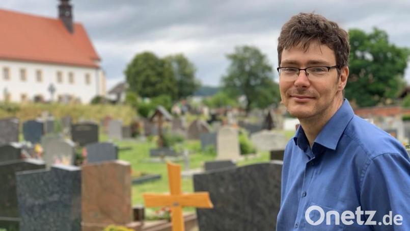 Friedhofsamtsleiter Bernd Müller steht auf dem Katharinenfriedhof auf dem Areal, das nach einem Stadtratsbeschluss aus dem Jahr 2011 aufgelöst werden soll. Bild: roa