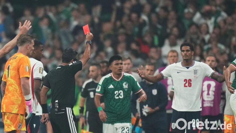 Muss zwei Spiele aussetzen: Englands Jarell Quansah (r). Bild: Silvia Izquierdo/AP/dpa