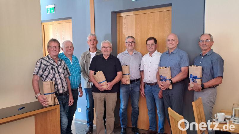 Verbandsvorsitzender Klaus Zeiser (Dritter von rechts) verabschiedete (von links) Herbert Wartha, Franz Mühlbauer, Walter Drexler, Johann Eckl, Dr. Christoph von Wenz, Walter Schauer und Werner Schäffer Bild: Elfriede Weiß