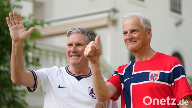Der britische Premier Keir Starmer (l) hat für den Fall eines Finalsiegs der Engländer Hoffnungen auf einen extra Feiertag gemacht. (Archivfoto) Bild: Alastair Grant/AP Pool/dpa