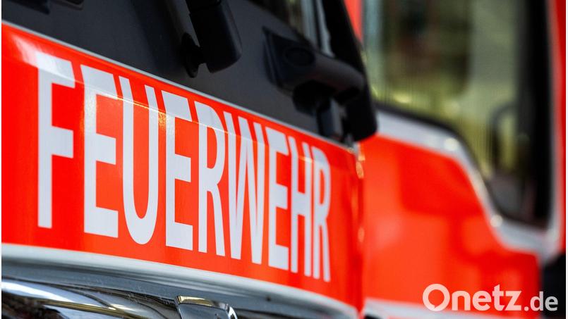 Die Feuerwehr verhinderte ein Übergreifen der Flammen auf weitere Gebäudeteile. (Symbolbild) Bild: Soeren Stache/dpa