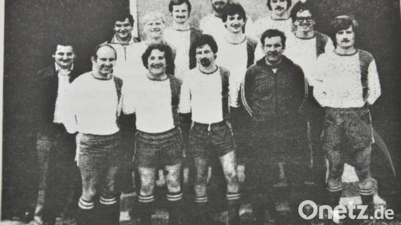 Diese Fußballer bestritten das erste Verbandsspiel in der C-Klasse. In der ersten Reihe von links nach rechts: Theo Grötsch, Rudi Eschenbecher, Siegfried Preßl, Josef Rauch und Hans Preßl. In der zweiten Reihe von links nach rechts: Hans Preßl, Manfred Scholz, Georg Bauer, Gerhard Voit, Josef Hierold und Ewald Zetzl und in der dritten Reihe sind es Herbert Forster und Ewald Dengler. Bild: SV Pfrentsch/exb