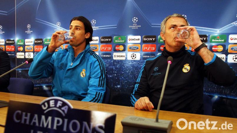 Nach fast eineinhalb Jahrzehnten wieder bei Real vereint: Sami Khedira (links) und Coach José Mourinho. (Archivbild) Bild: picture alliance / dpa