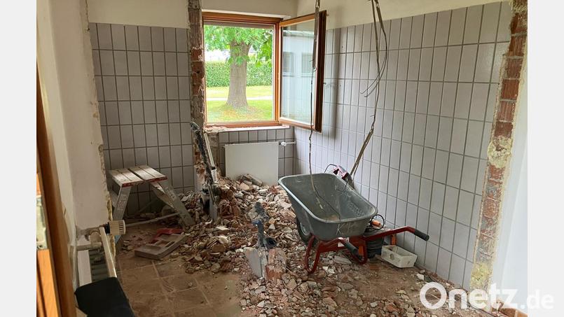 Im Gemeindehaus der evangelischen Auferstehungskirche in Ammersricht haben die Umbauarbeiten im Sanitärtrakt begonnen; aus der bisherigen Toilette wird eine rollstuhlgerechte. Bild: Wolfgang Weigl