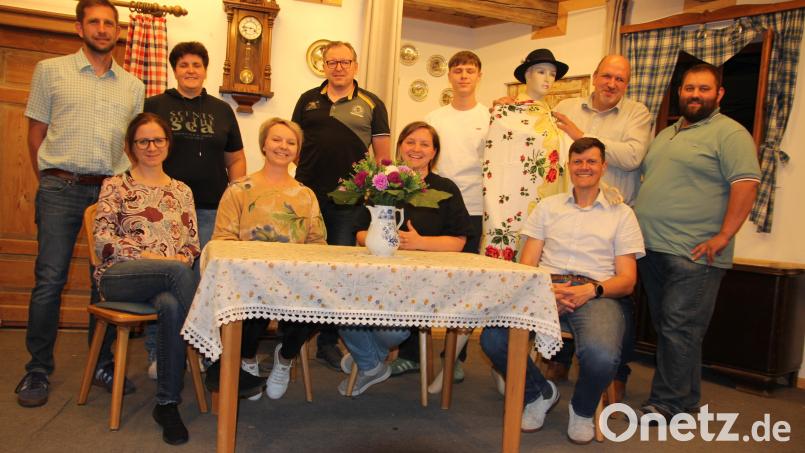Am 14. Juli startet der Vorverkauf für das Theaterstück "Die hölzerne Jungfrau". Die Kondrauer Theatergruppe um (sitzend, von links) Diana Gollwitzer, Silvia Waidhas, Christine Sommer und Markus Härtl sowie (stehend, von links) Andreas Grillmeier, Katharina Grillmeier, Markus Waller, Michael Riedl, Andreas Riedl und Christoph Frank übt schon fleißig. Bild: Konrad Rosner