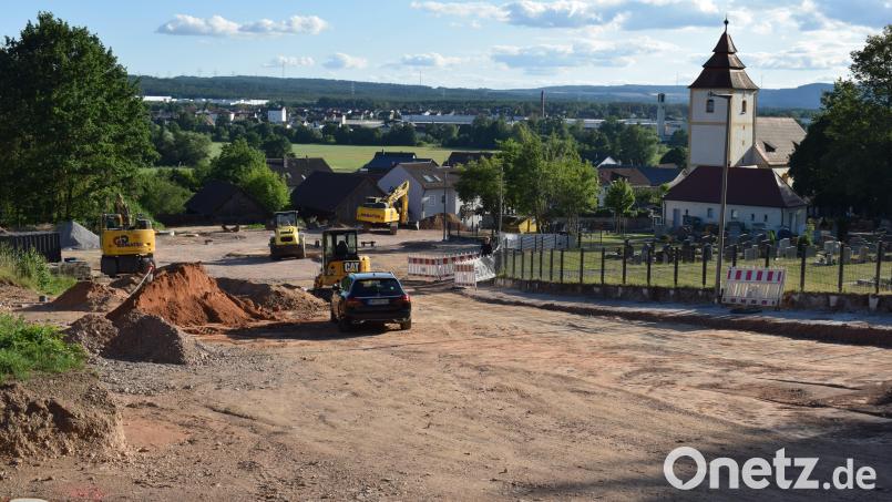 Die Erschließungsmaßnahmen für das Baugebiet "Am Köblitzbach" laufen planmäßig. Ab September steht der Parkplatz dann wieder den Kirchenbesuchern zur Verfügung. Bild: Richard Braun