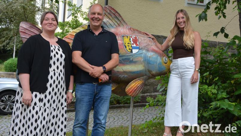 Sachgebietsleiterin Sabrina Busch (von links), Projektmanager Markus Kraus und Sophia Ernst kümmern sich federführend um die Erlebniswochen Fisch im Landkreis Tirschenreuth. Bild: Josef Rosner