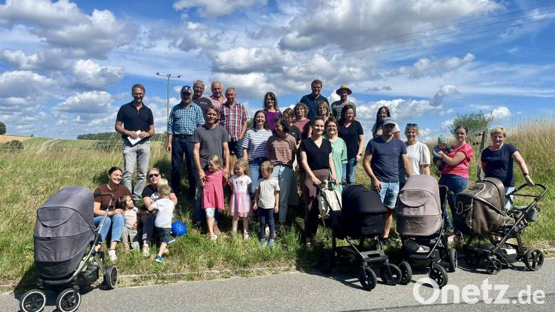 Die jungen Familien aus dem Oberland unterbreiten Bürgermeister Reiner Wiedenbauer (hinten, links) ihre Ideen. Bild: Ina Piehler