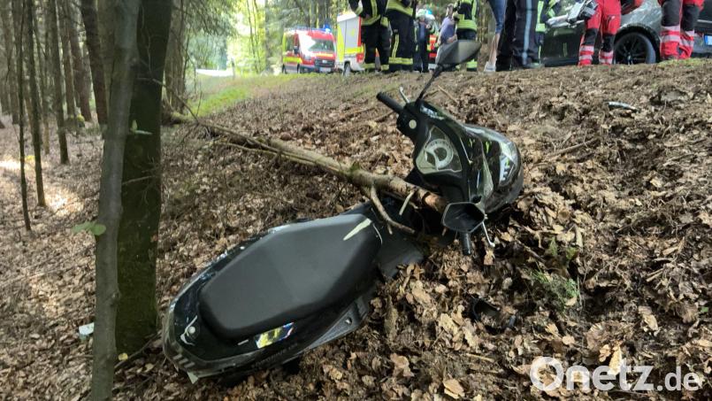 Ein Rollerfahrer ist in Furth im Wald im Landkreis Cham bei einem Unfall laut Polizei mittelschwer verletzt worden. Mit einem Hubschrauber wurde der Verletzte in eine Klinik geflogen. Bild: Bernd Weißbrod/dpa