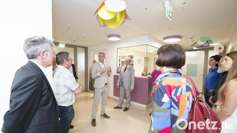 Chefarzt David Aue (Dritter von links) erklärt den Gästen bei einem Rundgang die Arbeitsweise und die verschiedenen Räumlichkeiten in der neuen Kinder- und Jugendpsychiatrie in Weiden. Bild: medbo KU / Katharina Tenberge-Holzer