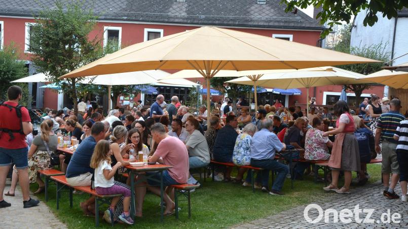 Der Therese-Neumann-Platz (Bild) und der Pfarrer-Naber-Platz werden wieder zur Festmeile. Archivbild: Josef Rosner