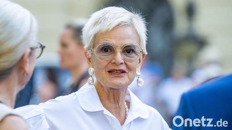 Gloria Fürstin von Thurn und Taxis mischte sich bei der Premiere der Schlossfestspiele in Regensburg unter das Publikum. Bild: Armin Weigel/dpa