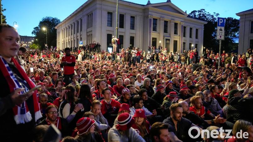 Norwegische Fußballfans in der Hauptstadt Oslo Bild: Terje Bendiksby/NTB/dpa