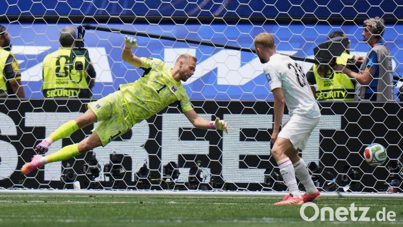 Alexander Schlager (l) wechselt zu Werder Bremen. (Archivbild) Bild: Jae C. Hong/AP/dpa