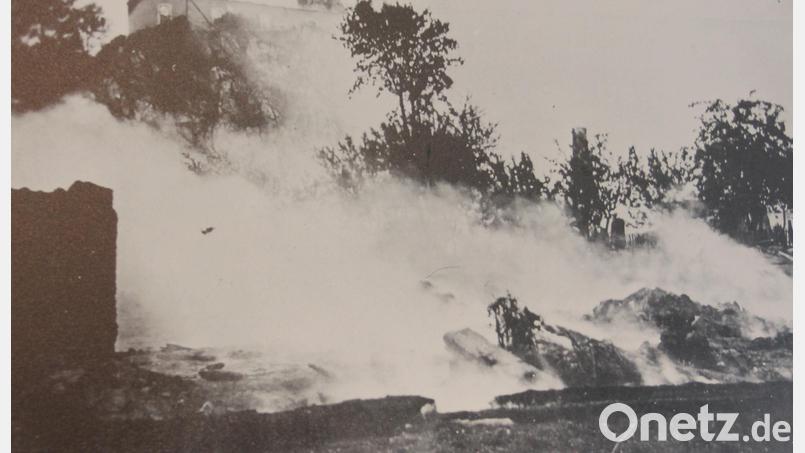 Im Stadtarchiv Pleystein gibt's Bilder, die das Ausmaß der Brandkatastrophe 1901 dokumentieren. Die Aufnahme zeigt, wie das Feuer an der Ostseite des Kreuzbergs wütet. Archivbild: Stadtarchiv Pleystein
