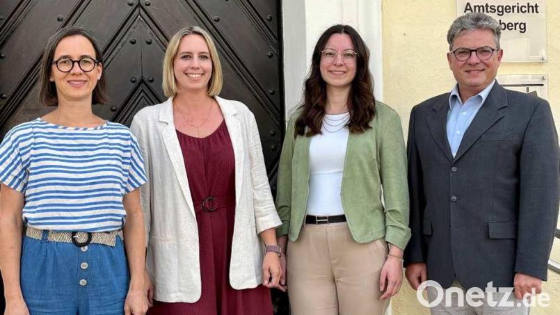 Jürgen Konrad, Direktor am Amtsgericht Amberg (rechts) freut sich über die Verstärkung durch zwei neue Richterinnen: Jasmin Hertel (Zweite von links) und Sarah Seifert (Dritte von links) . Bild: Amtsgericht Amberg