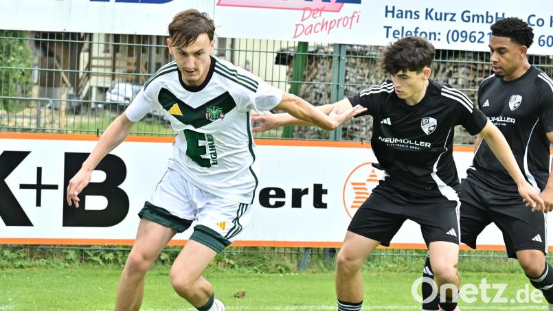 Letzte Chance für Nicolas Wolf (links) und die DJK Ammerthal in der Vorbereitung noch einmal zu testen, was zum Ligastart klappen soll. Bild: Hubert Ziegler