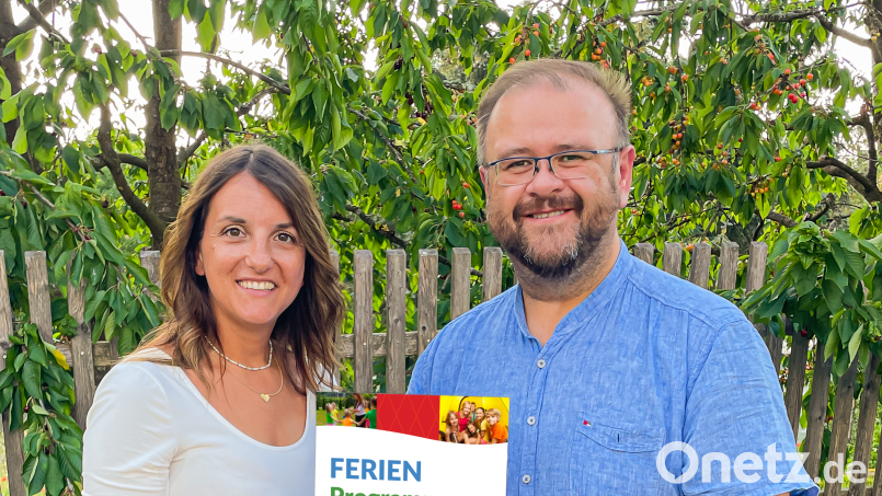 Christina Ackermann, hier mit Bürgermeister Hans Walter, hat als neue Jugendbeauftragte der Gemeinde Kastl ein umfangreiches Ferienprogramm zusammengestellt. Bild: Hans Walter