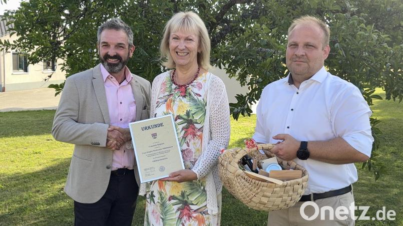 Jetzt ist sie offiziell Altbürgermeisterin des Birglandes: Brigitte Bachmann-Mühlinghaus erhielt die Auszeichnung von Bürgermeister Elmar Halk (links) und seinem Stellvertreter Maximilian Graf (rechts) im Auftrag des Gemeinderates überreicht. Bild: Joachim Gebhardt