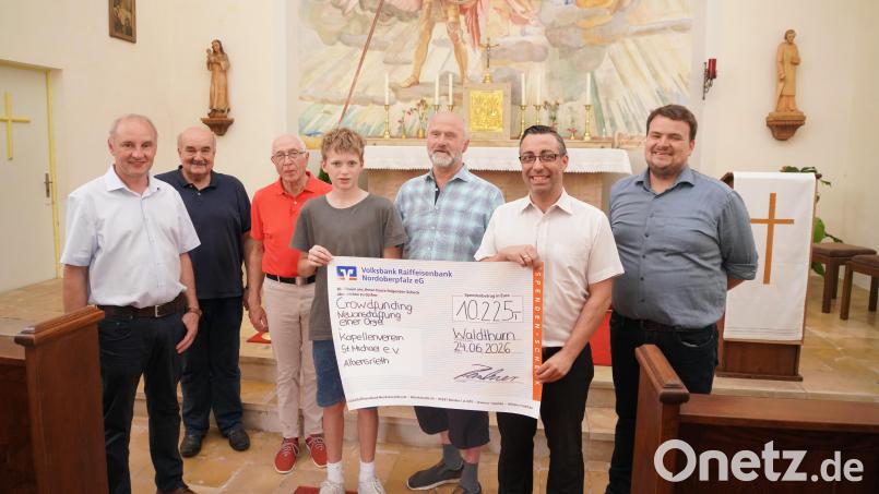 Die St.-Michael-Kapelle in Albersrieth erhält eine neue Orgel. Bürgermeister Georg Bocka, Franz Beer, Paul Bodensteiner, Max Bodensteiner, Mesner Paulus Bodensteiner, Michael Haubner (VR-Bank) und der Vorsitzende des Kapellenvereins St. Michael, Norbert Riedl (von links) freuen sich über erhaltenen Spenden. Bild: Franz Voelkl