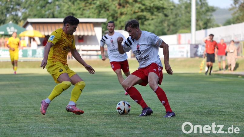 Der SC Luhe-Wildenau (rechts Kapitän Nico Argauer) hat in der Vorbereitung bislang gegen höherklassigere Gegner wie die DJK Vilzing (Szene) gespielt. Am Sonntag scheint die Aufgabe beim Bezirksligisten TV Schierling etwas leichter zu sein. Archivbild: Dieter Jäschke