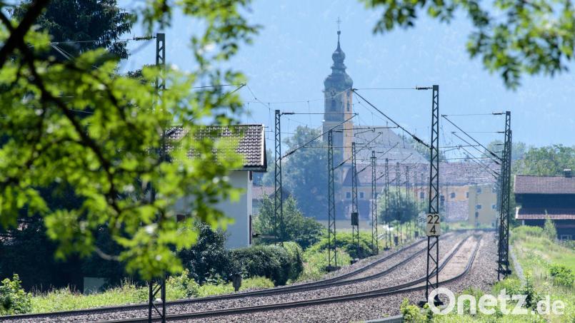 Die alte Bahnstrecke Rosenheim - Kufstein bei Flintsbach am Inn. Die DB will die 1858 eröffnete historische Strecke neu bauen. Die geschätzten Kosten liegen bei knapp neun Milliarden Euro, hinzu kommt ein immenser Risikopuffer. (Archivbild) Bild: Matthias Balk/dpa