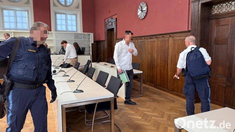 Mit Fußfessel verlässt der 26-Jährige am Freitag den Sitzungssaal. Seit Anfang Juli muss sich der Mann aus dem Landkreis Schwandorf wegen versuchten Totschlags vor dem Landgericht Amberg verantworten. Bild: Hohlheimer
