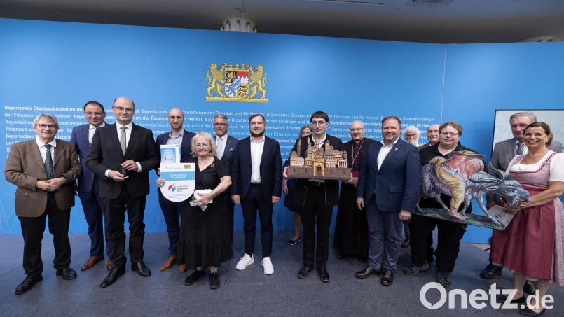 Finanz- und Heimatminister Albert Füracker (Dritter von links) übergibt die Urkunde zur Aufnahme der Krippentradition in Tirschenreuth in das Bayerische Landesverzeichnis des Immateriellen Kulturerbes. Bild: StMFH/Christian Blaschka