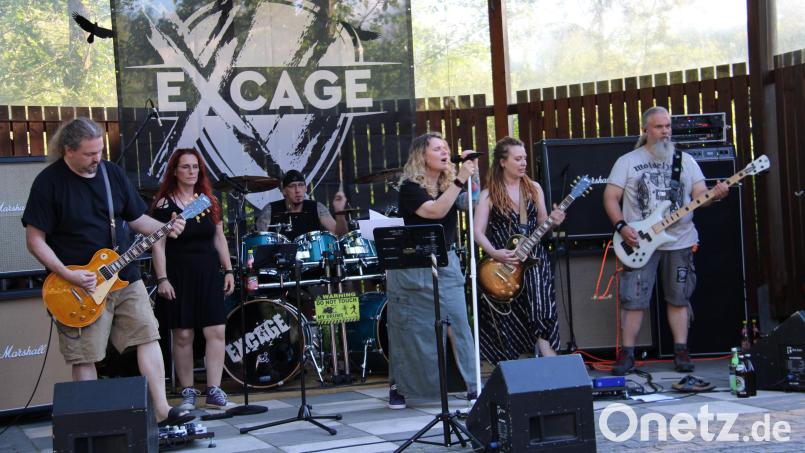 Die Rockband "Excage" mit Andy Fischer, Michaela Lorenz, Michael Stein, Maike Albrecht, Susi Meierhofer und Nils Grundmann (von links) begeisterte mit einem fast dreistündigen Konzert im Rahmen der Sommerserenade in der Freizeitanlage. Bild: Hans Prem