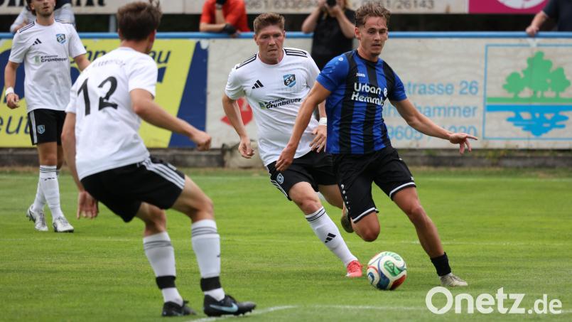 Nach dem 5:1-Sieg am Dienstagabend beim SV Etzenricht (Szene) wartet auf die SpVgg SV Weiden das nächste Testspiel. Am Samstag geht es gegen den sächsischen Oberligisten VFC Plauen. Bild: DIETER JAESCHKE