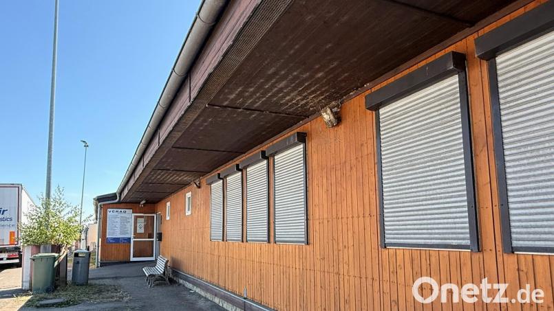 Die Rollläden sind herunten: Das Zollamt Waidhaus ist zum 30. Juni 2026 geschlossen worden. Bild: Gabi Schönberger