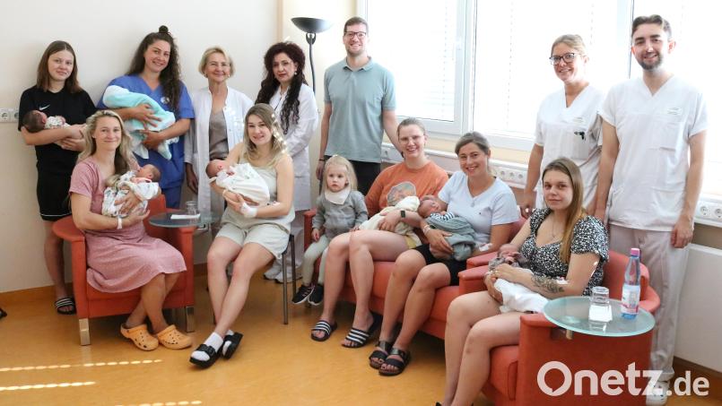 Die frisch gebackenen Eltern und ihre Neugeborenen formieren sich mit den Mitarbeitern zum Gruppenbild: Von links: Nicole Antelmann mit Baby Moritz Standfest (bereits am 5.7. geboren), Mirka Grabowski und Miriam, Hebamme Carola Hörmann, Chefärztin Dr. Maria Dietrich, Anna-Lena Blay mit Nino, Assistenzärztin Aghayan Lida, Manuel, Mathilda und Stephanie Hahn mit Baby Moritz; Rosalie Schnurrer und Leo Maschauer, Pflegefachkraft Miriam Bergner, Lena Wolf und Josef Wolf und Pflegefachkraft Philipp Küfner. Drei weitere Babys und deren Mütter möchten nicht namentlich genannt werden. Bild: Klinikum Fichtelgebirge