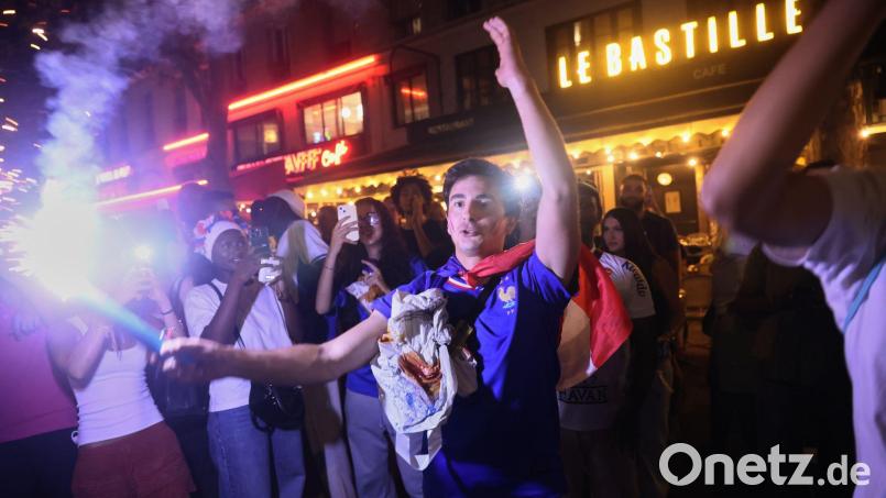 Frankreich feierte den Einzug ins WM-Halbfinale weitestgehend friedlich. Bild: Thomas Padilla/AP/dpa