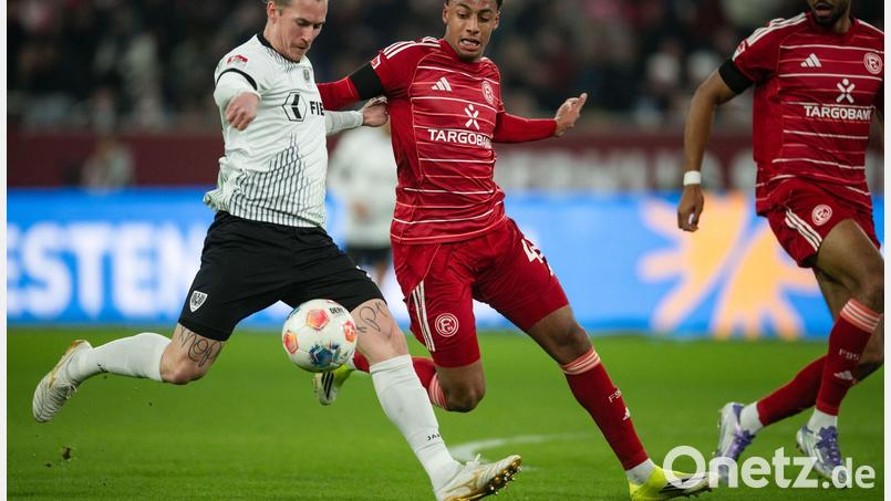 Sima Suso (M) spielt künftig für Augsburg. (Archivbild) Bild: Marius Becker/dpa