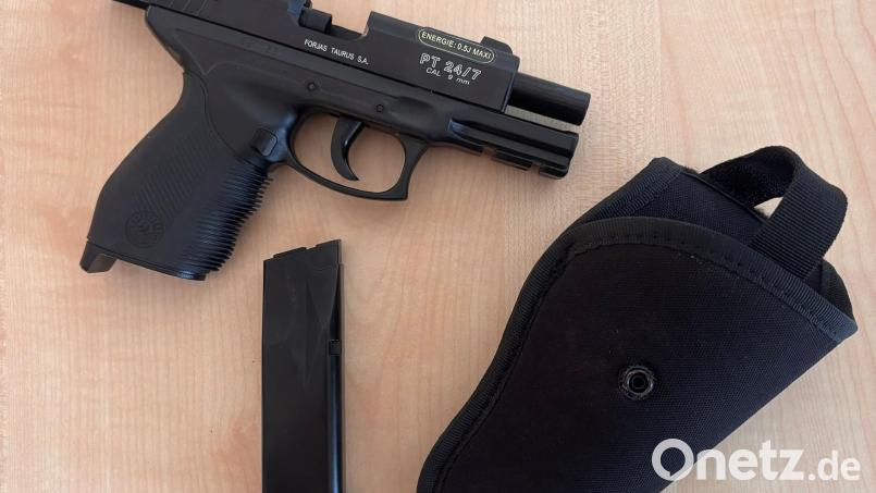 Ein Mann mit einer Waffe sorgt für Aufruhr in einem Regionalexpress nach Amberg. Einem Zugbegleiter fällt der Gegenstand auf, die Polizei rückt an. Bild: Polizeiinspektion Amberg