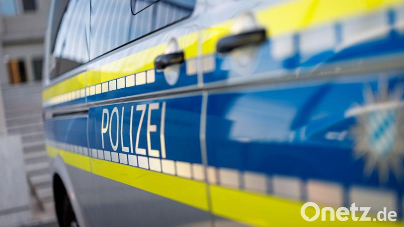 Die Polizei nimmt die Bauarbeiter fest. (Symbolbild) Bild: Daniel Karmann/dpa