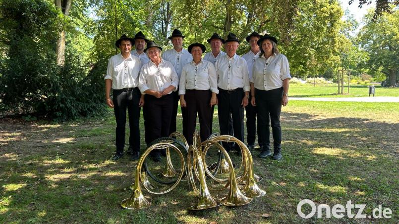 Die Bläsergruppe „Hohes Fichtelgebirge im Kemnather Land“ kurz nach ihrem Auftritt in Regensburg mit der Leiterin Christa Kellner (vorne, Dritte von links) und mit Gerhard Ott, einem der Jungbläser (vorne, links). Bild: Egid Kellner