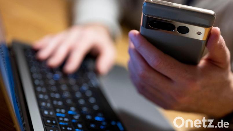 Kein Internet, kein Festnetztelefon: Über vier Wochen musste ein Immenreuther nach einem Schaden an einem Glasfaserkabel auf die Wiederherstellung der Versorgung warten. Symbolbild: Monika Skolimowska/dpa