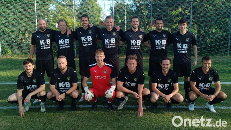 Die Auswahl des FC Amberg beim Abschiedsspiel von Michael Plänitz: (von links oben) Niko Becker, Andreas Wendl, Benjamin Werner, Michael Plänitz, Jan Fischer, Michael Rudert und Frederik Plänitz sowie (von unten links) Benjamin Burger, Thomas Schneider, Christoph Lindner, Kai Hempel, Simon Schwarzfischer und Andreas Graml. Bild: Michael Plänitz